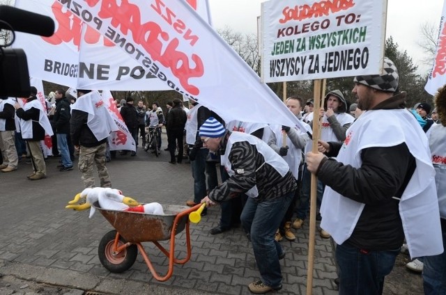 Pikieta Solidarności pod bramą Bridgestone.