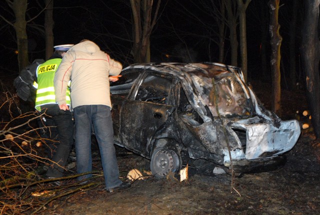 Uprzednio skradziony i podpalony mercedes spłonął doszczętnie, tak jak auto widoczne na tym zdjęciu