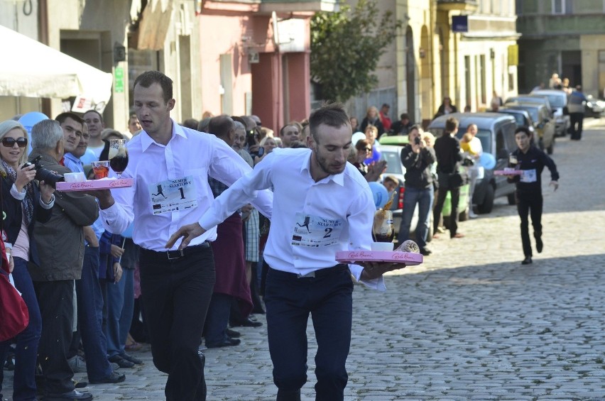 To nie lada wyczyn przebiec 400 metrów z tacą, na której...