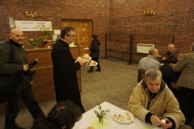 Poznań: Wielkanocne śniadanie w Caritas [ZDJĘCIA FILM] 