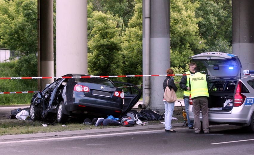 Al. Solidarności: VW Jetta uderzył w słup wiaduktu. Nie żyje...