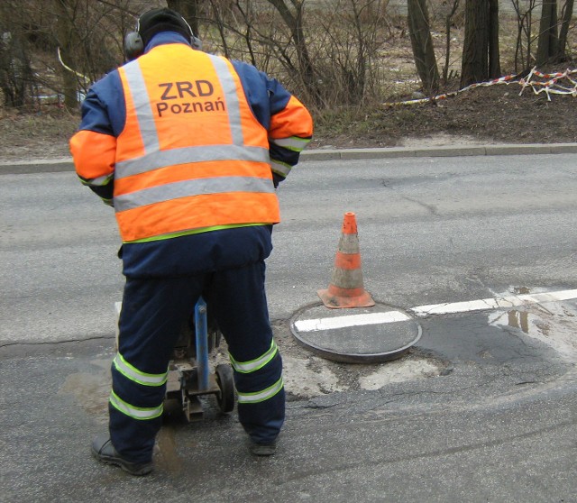 We wtorek rano drogowców można było spotkać m.in. na ulicy Kolejowej i na skrzyżowaniu Mieszka I z Pułaskiego