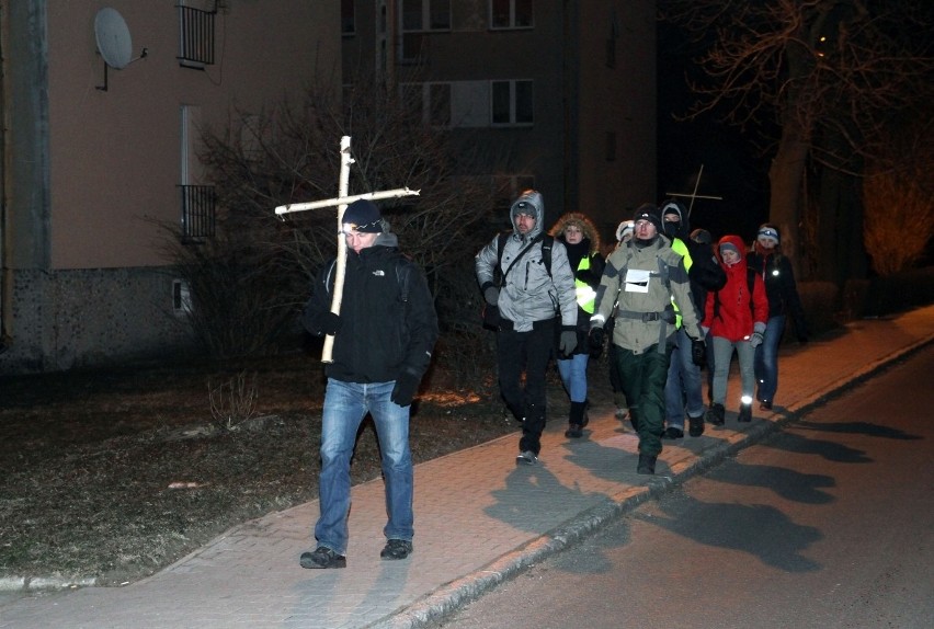 Szli całą noc w Ekstremalnej Drodze Krzyżowej z Wrocławia na Ślężę (ZDJĘCIA)
