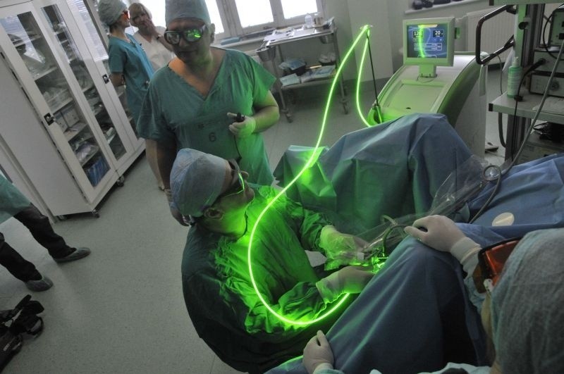 Poznańscy urolodzy leczą prostatę laserem