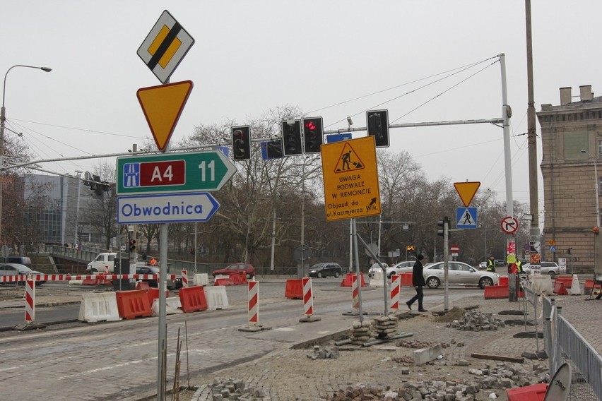 Remontują plac Orląt Lwowskich. Korkują się Podwale i Robotnicza (ZDJĘCIA)