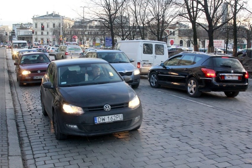 Zamieszanie na pl. Orląt Lwowskich. Kierowcy nie wiedzą jak jechać