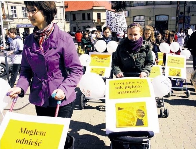 Młodzi ludzie protestowali przeciw aborcji, solidaryzując się z nauką Jana Pawła II.