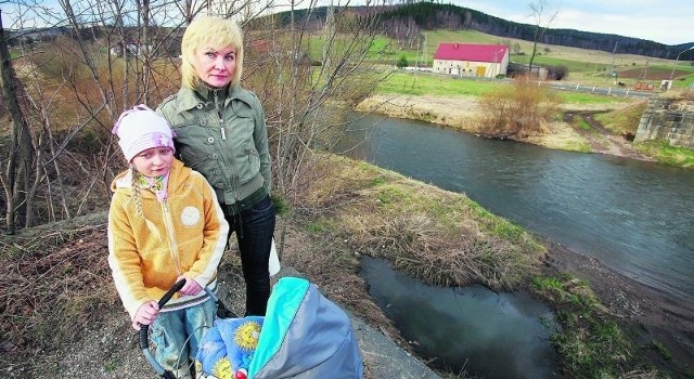 Roksana Dużalska z Marciszowa: - Nie ma mostu, więc musimy chodzić 2 km do autobusu