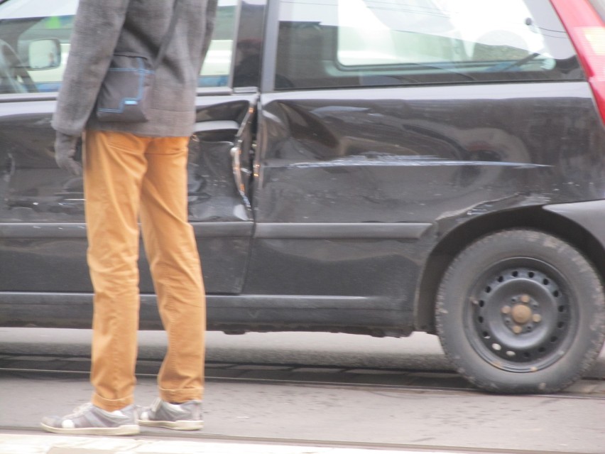 Wrocław: Zderzenie samochodu osobowego z tramwajem na ul. Sądowej  