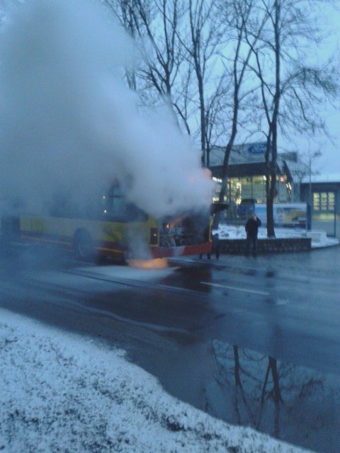 Wrocław: Pożar autobusu linii 149 na ul. Strzegomskiej (ZDJĘCIA)
