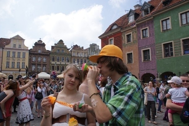 Poznań: Stary Rynek cały w bańkach [GALERIA ZDJĘĆ, FILM]