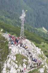 Tatry. Straż parku szuka turysty, który wspiął się na krzyż na Giewoncie