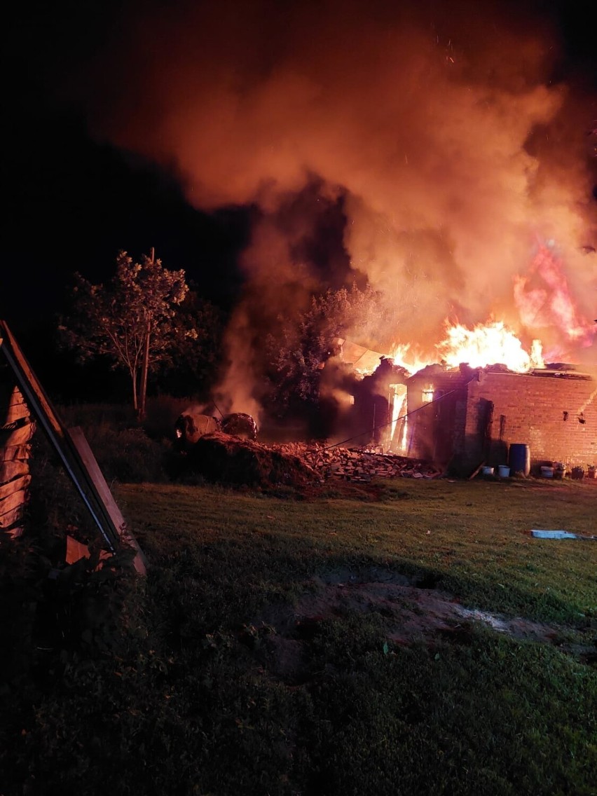  Pożar w Grabowskiej Hucie w gm. Nowa Karczma [17.06.2022]. Paliły się budynki. Spłonęły zwierzęta  [ZDJĘCIA]