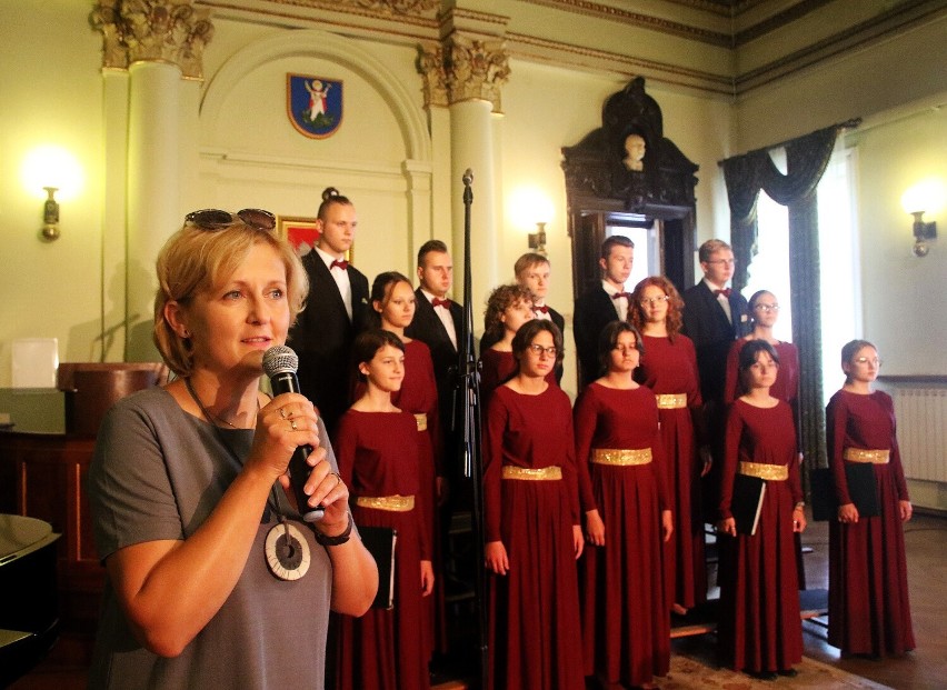 Chór z izraelskiej Natanji zaśpiewał w sądeckim ratuszu. To współpraca miast siostrzanych [VIDEO, ZDJĘCIA]