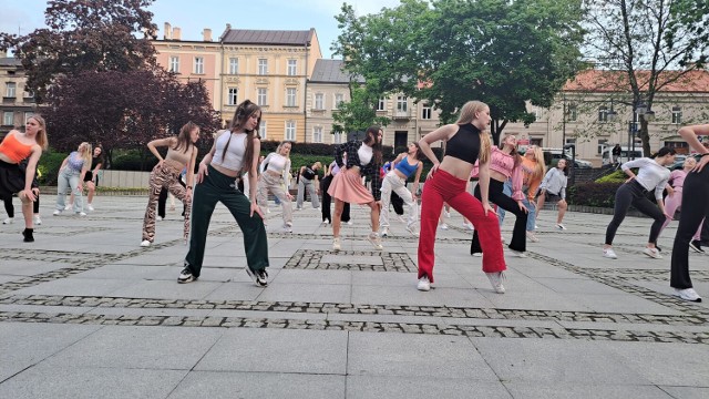 Flash Mob na pl. Niepodległości w Przemyślu w wykonaniu Zespołu Tanecznego Koralik.