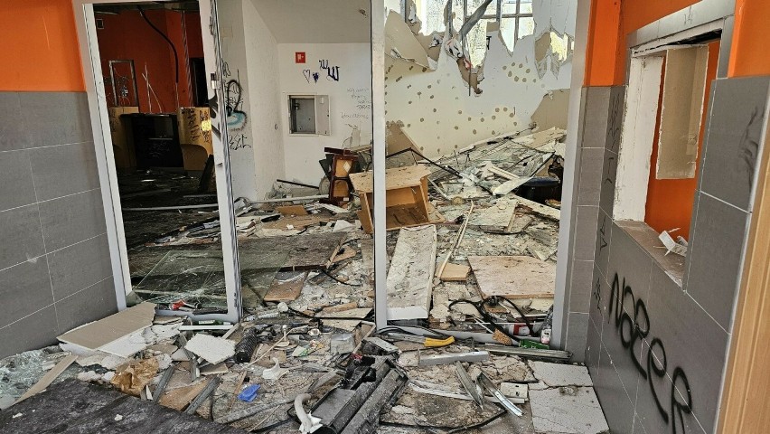 Budynek po banku przy ulicy Silnicznej w centrum Kielc palił się dwa razy. W środku pozostały same zgliszcza. Zobacz zdjęcia