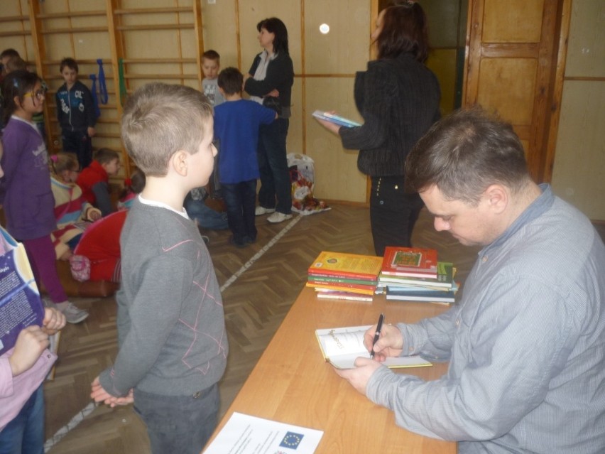 Grzegorz Kasdepke gościł w Gminnej Bibliotece Publicznej w Gomunicach