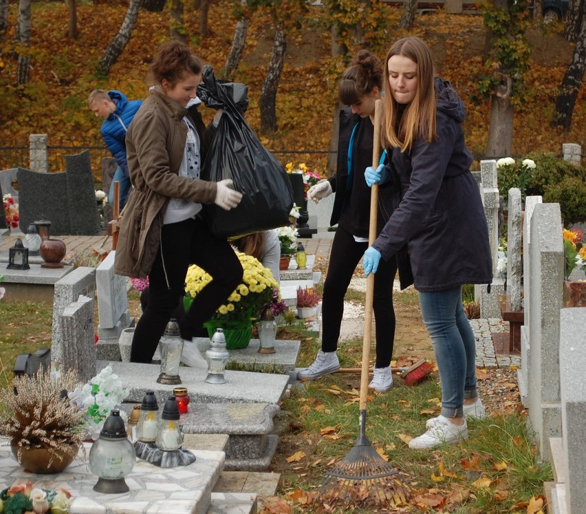 ZS 1 Władysławowo. Sprzątanie cmentarza 2015