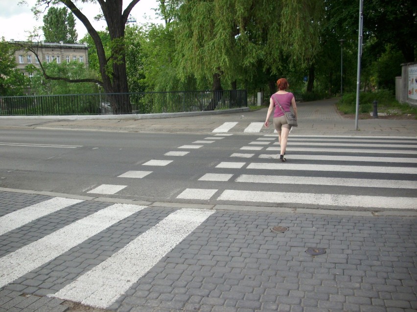 Przejazd rowerowy przez ulicę Korfantego. Przejeżdżając w...