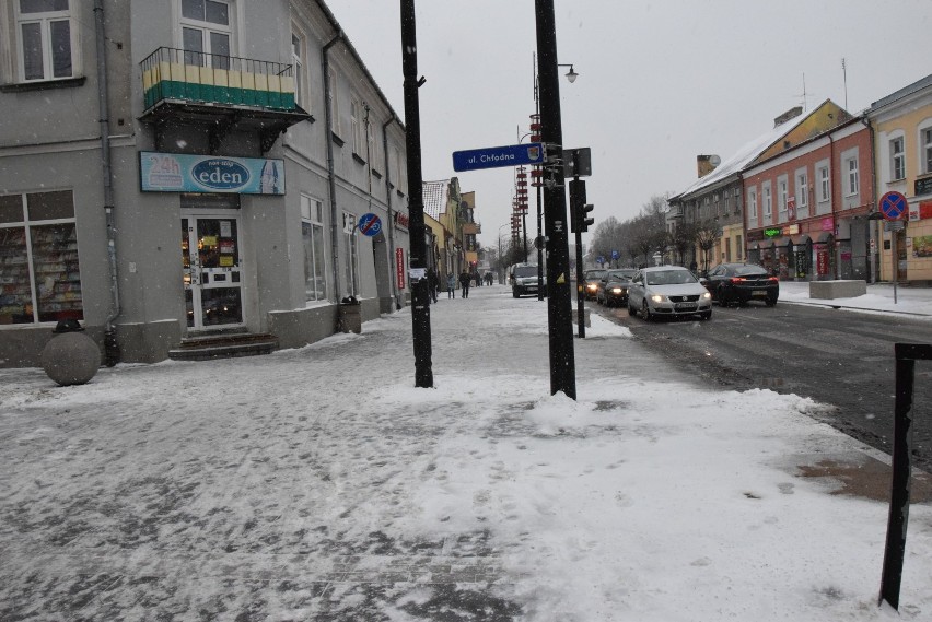 Suwałki. Atak zimy, ślisko na drogach oraz chodnikach