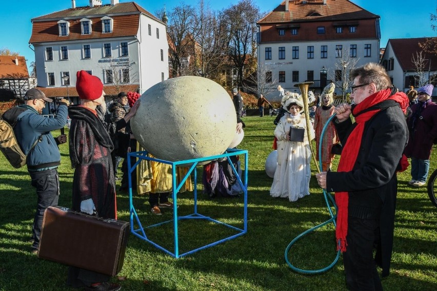 Z Wyspy Młyńskiej ulicami w centrum Bydgoszczy 6 listopada...