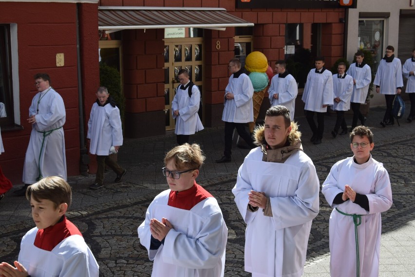 Dzień Młodych w Kościerzynie 10 kwietnia 2022. Niedziela Palmowa. Procesja przeszła ulicami miasta ZDJĘCIA