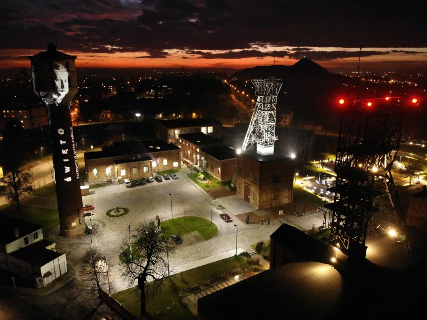 Niezwykła, patriotyczna iluminacja na terenie kopalni Ignacy w Rybniku-Niewiadomiu. Zobacz jak się prezentuje po zmroku 