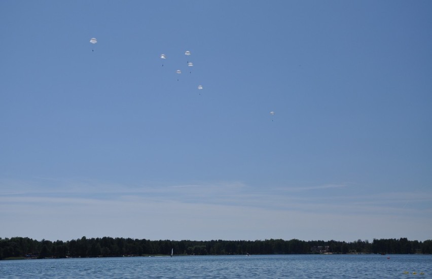 Włodawa: Komandosi na spadochronach skakali do Jeziora Bialego