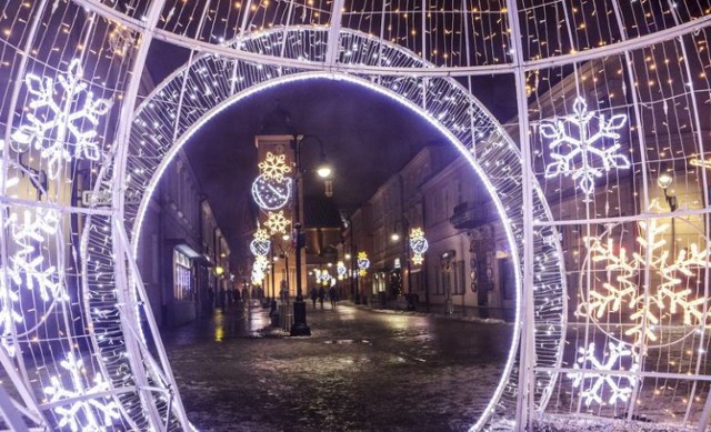 Przetarg na świąteczną iluminację urząd miasta ogłosił jeszcze w sierpniu. Zgłosiły się dwie firmy. 
-&nbsp;Jedna zaproponowała 1,181 mln zł, druga 1,292 mln zł. Pierwsza zmieściła się w kwocie, jaką mieliśmy zapisaną na ten cel w budżecie. Po sprawdzeniu wszystkich dokumentów w przyszłym miesiącu umowa zostanie podpisana - mówi Agnieszka Siwak-Krzywonos z Biura Prasowego UM Rzeszowa. 

Iluminacją świąteczną będziemy cieszyć się najpóźniej od mikołajek, bo wtedy ma zostać zamontowana. Będzie funkcjonować do końca stycznia.

Światełka zawisną na placu Farnym, alei Piłsudskiego, al. Cieplińskiego, wiaduktach Tarnobrzeskim i Śląskim, moście Zamkowym, placu Śrenawitów, skrzyżowaniu ulic Rejtana, Niepodległości, Kopisto oraz w okolicach szpitala MSW, rondzie Kuronia i Jana Pawła II. 

Co więcej, miasto zdobić będą także iluminacje 3D - głównie na wysepkach rond.