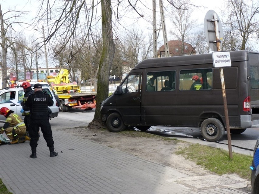 Wypadek na ul. Sierakowskiego w Radomsku. Pijany kierowca sprintera uderzył w land rovera [ZDJĘCIA]