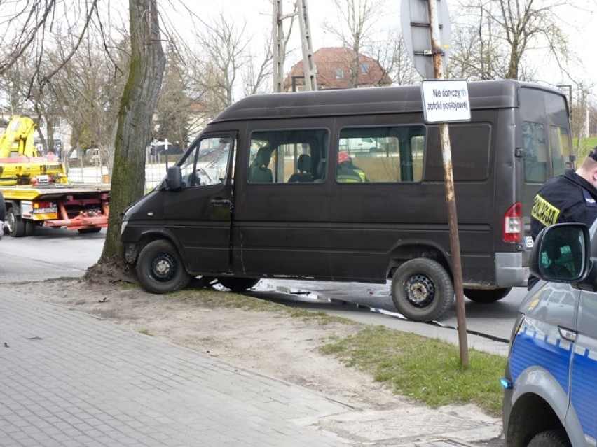 Wypadek na ul. Sierakowskiego w Radomsku. Pijany kierowca sprintera uderzył w land rovera [ZDJĘCIA]