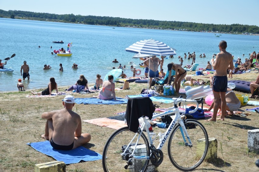 Upalna sobota pod Tarnowem. Tłumy plażowiczów na kąpieliskach w Radłowie i Jurkowie [DUŻO ZDJĘĆ]