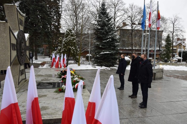 Delegacja władz miasta z prezydentem Januszem Chwierutem składa kwiaty na Grobie Nieznanego Żołnierza na placu Kościuszki