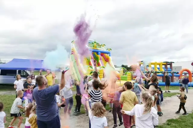 Kiedy: 21 kwietnia (15:00 - 19:00)
Gdzie: Park Szczęśliwicki

Najbardziej kolorowa impreza już wkrótce ponownie zawita na warszawską Ochotę.

To popularna zabawa polega na wyrzucaniu w górę przez tysiące ludzi Kolorów Holi®, które tworzą wielką barwną chmurę! Całe wydarzenie wypełnia atmosfera wiecznej wesołości. Młodzi i starsi, wszyscy tańczą, śpiewają i bawią się, rzucając Kolory w powietrze! To idealne miejsce, aby się wyszaleć i zrobić niesamowite zdjęcia - piszą organizatorzy.