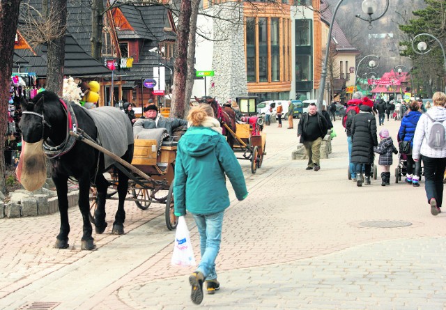 28 lutego na Krupówkach spłoszony koń śmiertelnie poturbował 80-letniego fiakra. Od tego czasu na postoju nic się nie zmieniło.