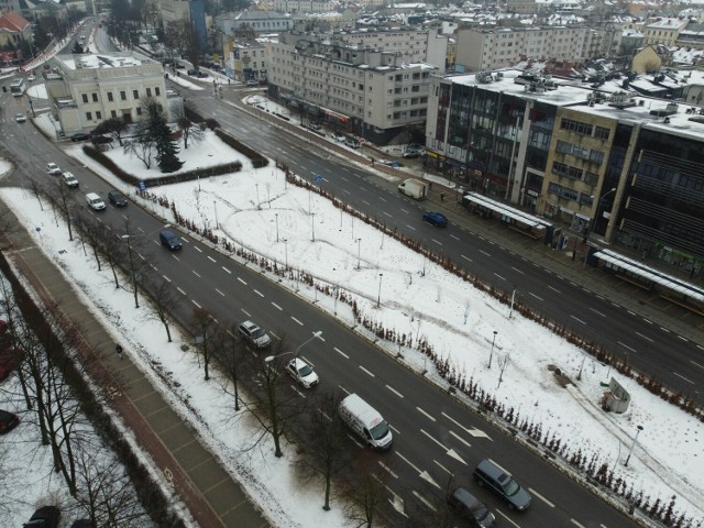 W Ogrodzie Wolności między jezdniami alei IX Wieków Kielc zamontowano nowe latarnie.

Zobacz zdjęcia