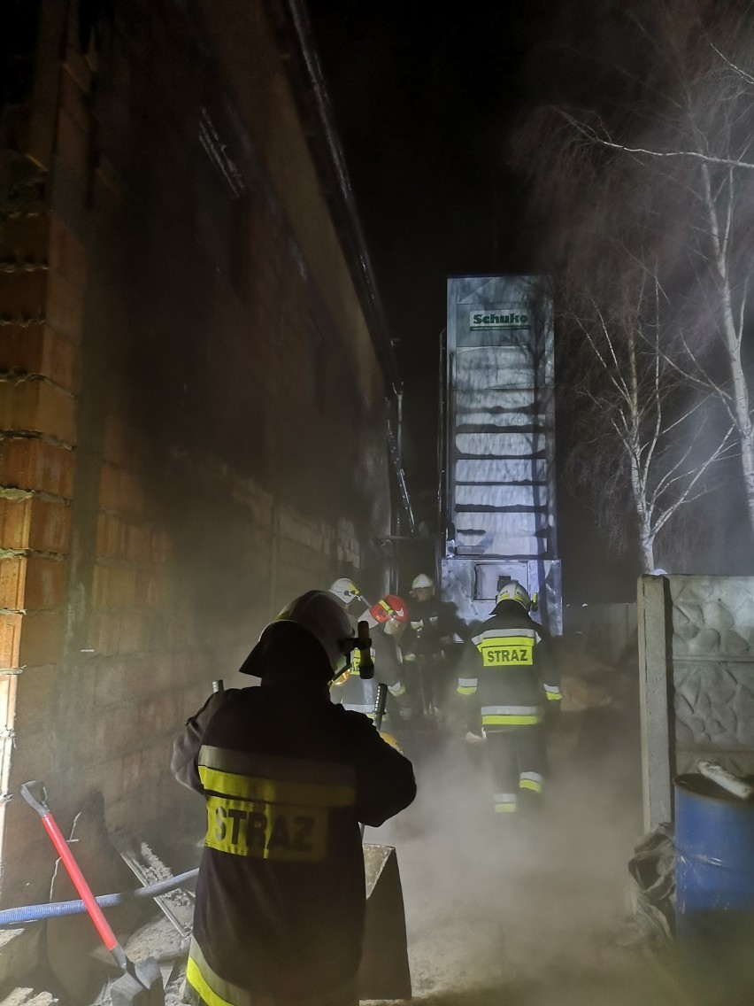 GROŹNY POŻAR: Znamy szczegóły nocnego pożaru stolarni w miejscowości Nowy Folwark [ZDJĘCIA]