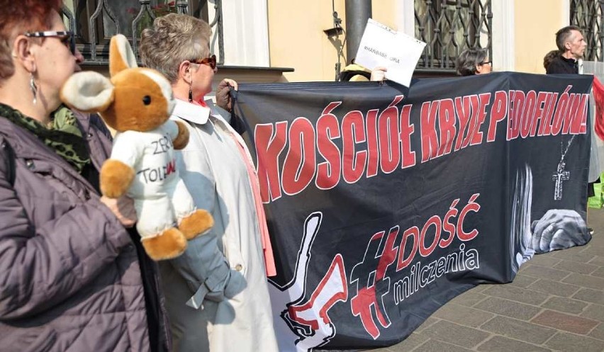 Protest przed kurią krakowską na Franciszkańskiej [ZDJĘCIA]