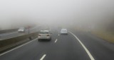 Mgła na drodze. Jakich świateł używać w takiej sytuacji?
