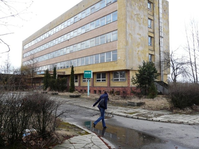 Budynek SAN  w Radomsku czeka na remont i... studentów