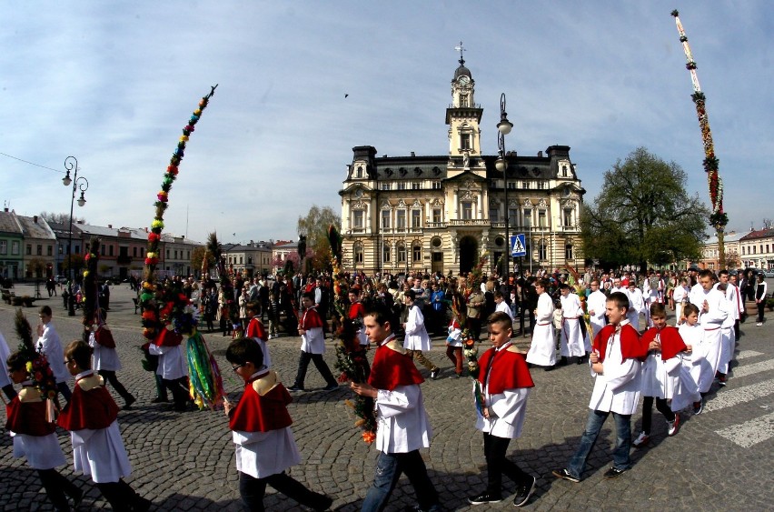 Procesja z palmami z bazyliki św. Małgorzaty na sądecki rynek 