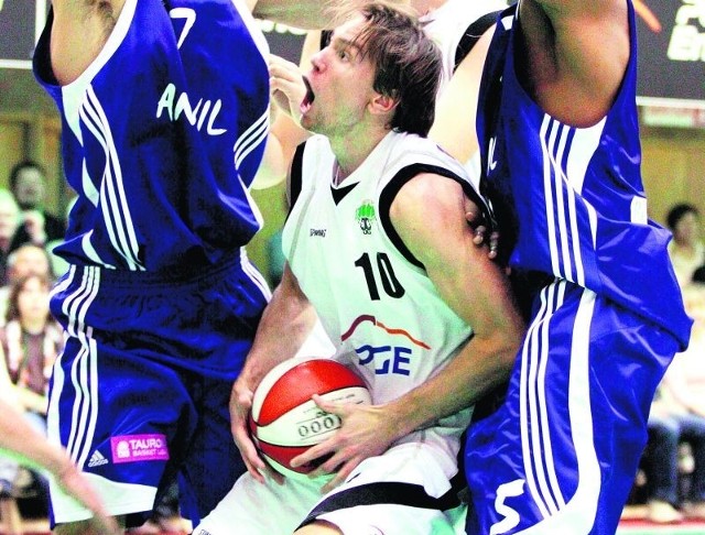 Czy koszykarze PGE Turowa Zgorzelec (na zdjęciu z piłką Konrad Wysocki) znajdą sposób na Polonię?