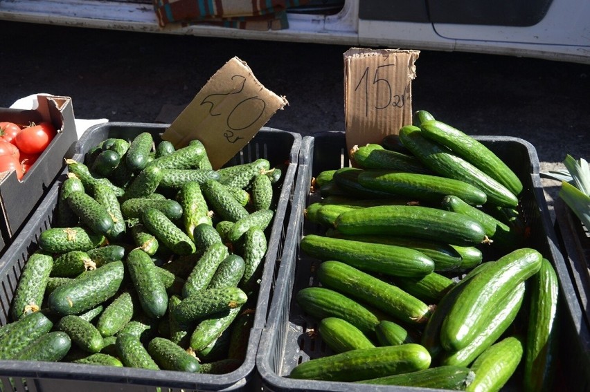 Jakie ceny owoców i warzyw na targu w Stalowej Woli? Zobacz zdjęcia z piątku 14 kwietnia