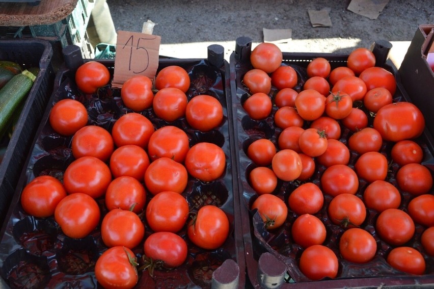 Jakie ceny owoców i warzyw na targu w Stalowej Woli? Zobacz zdjęcia z piątku 14 kwietnia