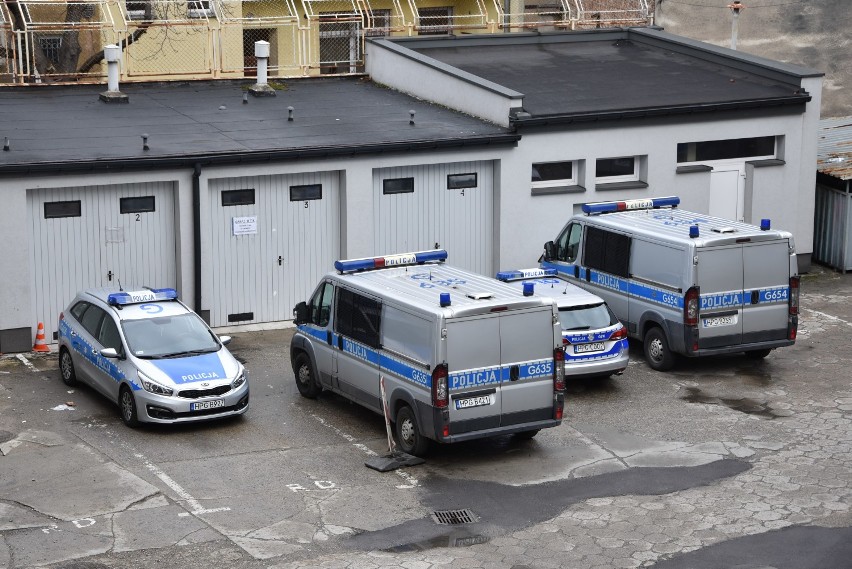 Tarnów. Internetowa znajomość skończyła się dla młodego tarnowianina rozbojem. Napastnicy okradli go, grozili nożem i pobili...miotłą