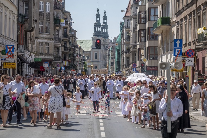 Tysiące poznaniaków wzięło udział w procesjach Bożego Ciała....