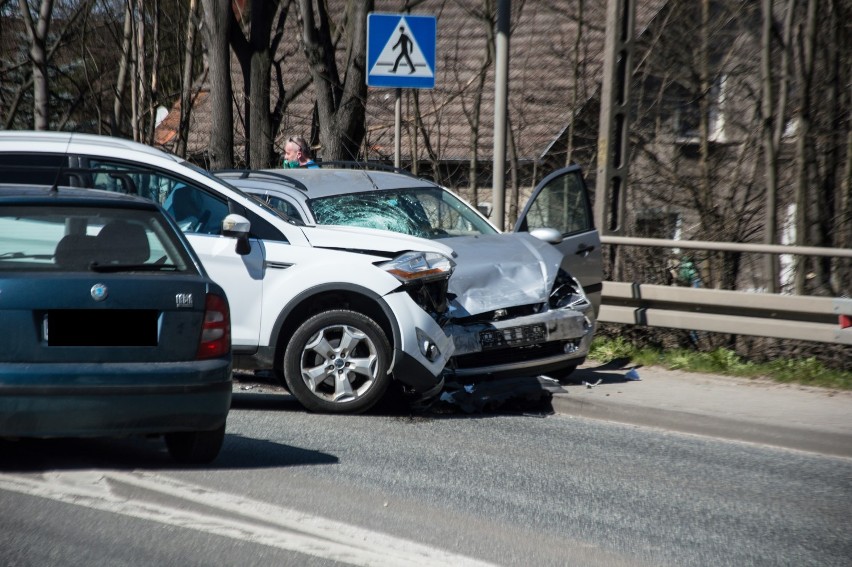 Uwaga! Wypadek na DK8 w Kudowie-Zdroju. Są utrudnienia na drodze! [ZDJĘCIA]