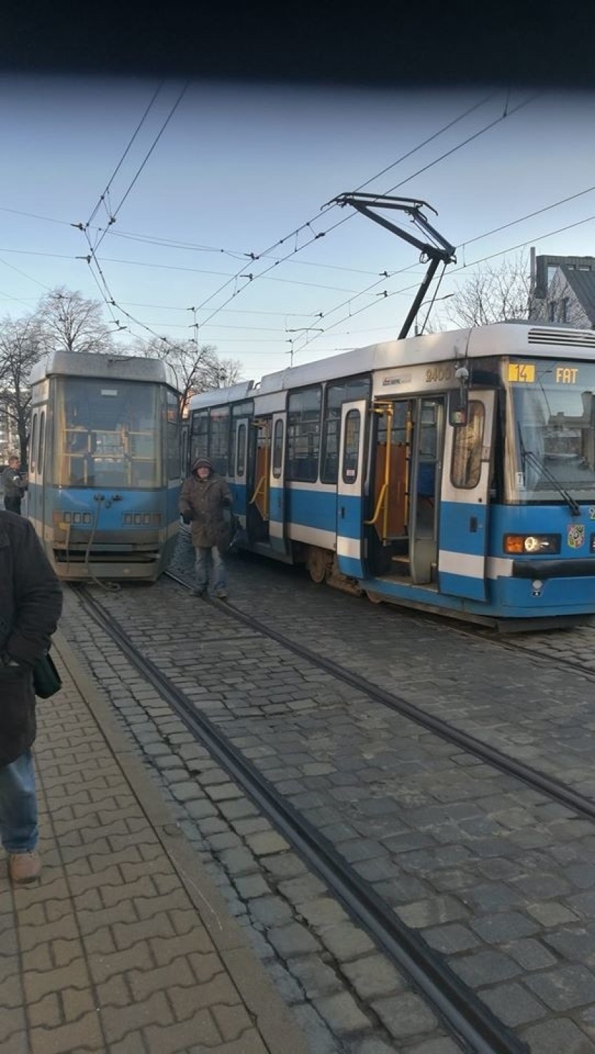 Wrocław. Uwaga pasażerowie MPK. Wykoleił się tramwaj. Są objazdy!