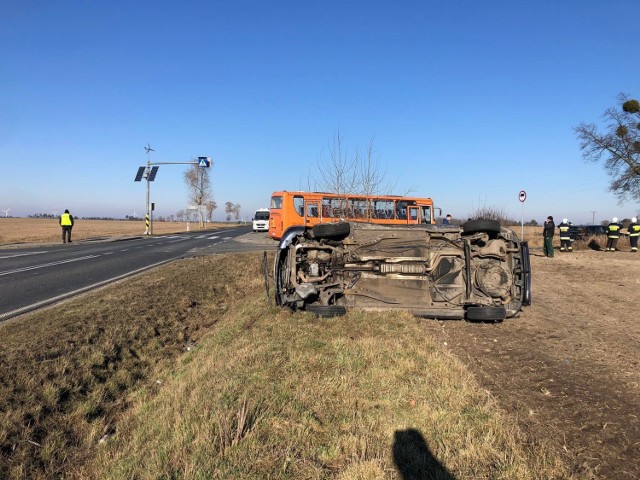 Do zderzenia auta osobowego i autokaru szkolnego doszło 10 marca po godz. 8.30 w miejscowości Wieszki w powiecie nakielskim, w gminie Nakło nad Notecią.