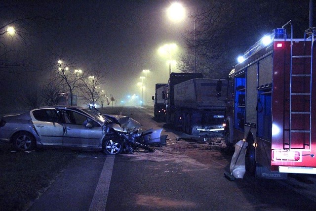 Na ul. Rzgowskiej w Łodzi peugeot zderzył się z samochodem ciężarowym.